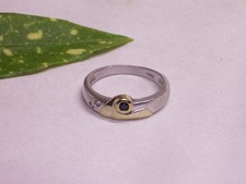 925er SILBERRING MIT EINEM SAPHIR UND ZWEI ZIRKONIA , MATT, TEILVERGOLDET