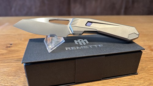 Remette agile peregrine falcon - remette,
