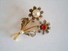 Goldfarbene Blume Brosche