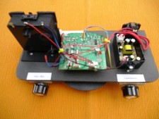 Volksempfänger-Chassis DKE 38, umgerüstet auf UKW, mit Lautsprecher und Antenne