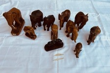Tierfiguren: Elefanten aus geschnitztenm Holz  in verschiedenen Gössen