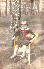 AK   Mädchen im Korbsessel mit Ball