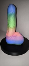 Leuchtende Deko-Lampe in Dildoform – Rainbow Edition, für eine Bar/Hobbyraum etc