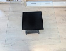 Quadratischer Couchtisch (100x100 cm) aus Glas mit Rollen