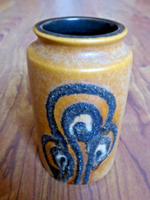 Braune Keramik Blumenvase mit Dekor 12cm hoch, Ø 6,5cm mit Bodenmarke - Signatur