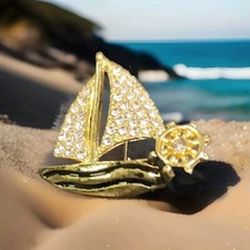 Wunderbare Brosche:  Segelboot mit vollen Segeln und Strass-Steinen, Steuerrad
