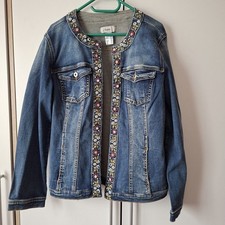 Schicke neue Jeansjacke