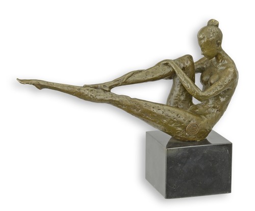 Bronzeskulptur liegender