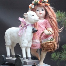 Altes Osterlamm auf Räder zum