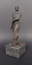 FRANZ IFLAND 1862-1935 SIGN. BRONZE SKULPTUR, STAHLARBEITER AUF MARMORPLINTHE
