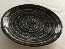 Mediterraner Teller aus Keramik mit Reibe für Kleingemüse — Knoblauch, Ingwer…
