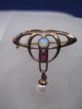 Antike Jugendstil-Art-Déco Anstecknadel aus 333er Gold mit Opal-Dublette & Rubin