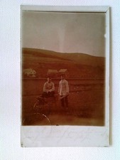 Oberdieten, Breidenbach, 2 Männer in Uniform mit Holz-Schubkarre, Foto Ansichtsk