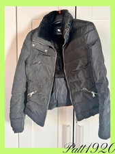 Schwarze Daunenjacke für den