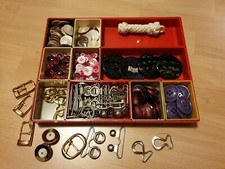 Konvolut - Vintage Knöpfe - Knopfsammlung sowie Schnallen und Verschlüsse