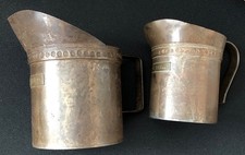 2 antike Metall Messbecher/ Schüttbecher, 1 ltr. und 1/2 ltr.