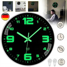 Leuchtende Wanduhr Leuchtet im