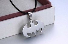 Batman Halskette Charms Anhänger mit Lederkordel Kostenloser Samt Geschenktasche 