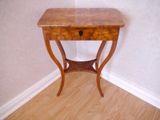 Biedermeier Tisch Nähtisch Beistelltisch Nussbaum  um 1820 frisch restauriert