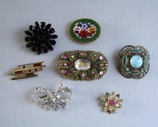 Konvolut von alten Broschen mit Defekten