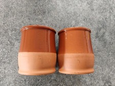 Zwei braune Tonbecher