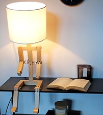 Tischlampe Holz Modell sitzendes Männchen Lampenschirm Kopf Arme Beine bewegl.