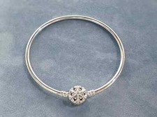 Pandora Moments Funkelnder Schneeflocken-Verschluss Armreif (592286C01-21)