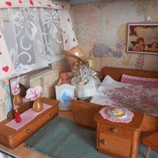 Puppenstube mit Dachgarten und Treppe, Küche mit Herd, Schlafzimmer, 4 Püppchen