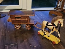 Gespann:  Holzpferd mit Zigeunerwagen