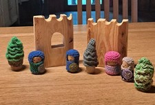 4 Ritter Bäume gehäkelt auf Korken 2 Holz Burg Teile Turm Waldorf Geschenk 