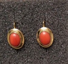 Zeitlose Ohrringe mit Koralle