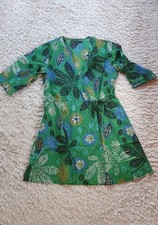 Grün gemustertes Wickelkleid