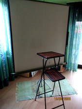 Dia - und Beamerleinwand mit Stativ + verstellbaren Kamera-Beamertisch