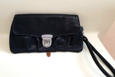 Liebeskind Handtasche Clutch schwarz Leder Schnappverschluss Handtasche klein