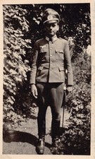 Offizier in Uniform mit Säbel