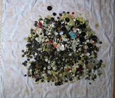 Ca. 1,3 kg Knöpfe jede Menge verschiedene Farben Größen Muster Stil Konvolut