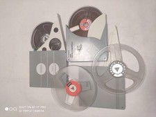 Tonband Spulen, 2 x bespielte Bänder, 2 x Leerspulen, eine leere Kassette.