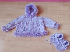 Ausfahrgarnitur Gr. 56/68 Babyjacke Kapuze Schuhe handgestrickt NEU Lila Franzen