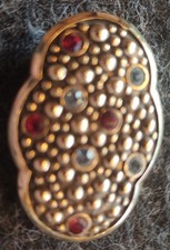 BROSCHE MIT CLIP, 8 FARBIGE STEINE (7) (HALSTUCHHALTER?)