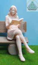 Modellfigur Sopia sitzend