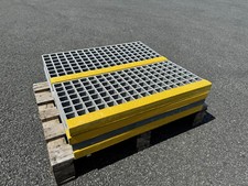 Gitterrost GFK Stufe mit gelber Antrittskante, Rost grau - 770mm - Treppe