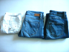 Drei Damenhosen, zwei davon