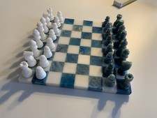 Schachspiel mit Figuren aus