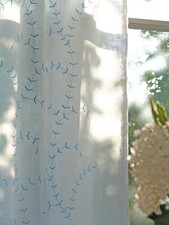 Leinenstoff hellblau bestickt