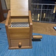 Käsereibe mit Kurbel Vintage