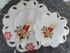 Zwei Weihnachtsdeckchen - pflegeleicht- Umfang: 19,5cm u. 28,5cm- sehr guter Zu.