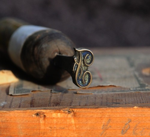 Buchstabe vergoldestempel - "f",