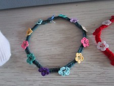 HÄKELKRANZ mit MINI-Häkelblumen grün-bunt für Kopfumfang ca 36 cm