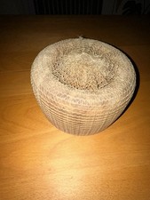 Alte Hutform aus Holz mit Netz