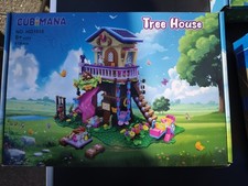 Baumhaus Club Mana mit Figuren